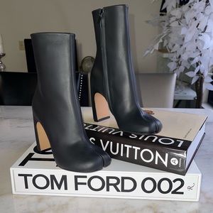 Maison Margiela Tabi Split-Toe Leather Ankle Boot in Black